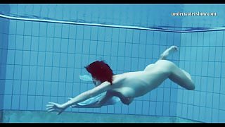 Hot Teen Unterwasser Swims And Strips